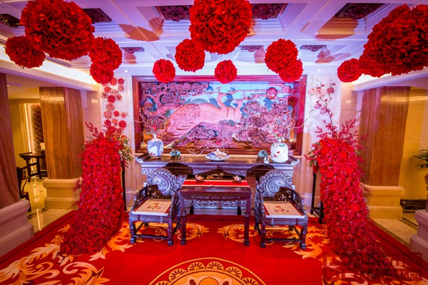 圖三1浙江藝術(shù)紫檀博物館館長(zhǎng)李曉東送給女兒一場(chǎng)夢(mèng)幻、莊嚴(yán)、古典的中式婚禮