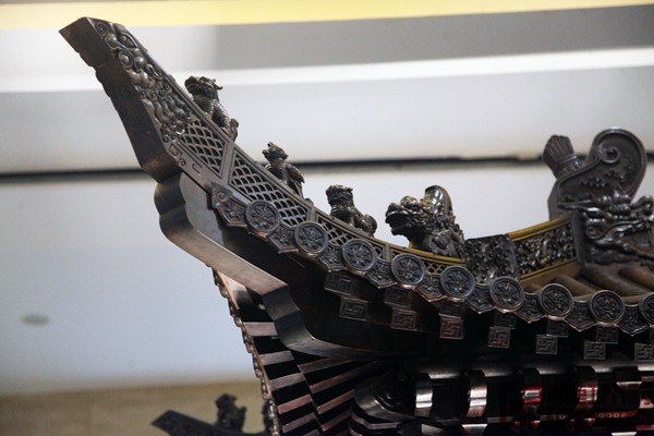 屏風(fēng)頂部采用中國(guó)古建筑等級(jí)中最高的廡殿頂，配以象征中國(guó)古典建筑精神氣質(zhì)的皇家專用裝飾結(jié)構(gòu)斗拱，以傳統(tǒng)榫卯技藝制造而成