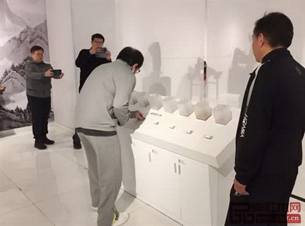 著名影星、導(dǎo)演成龍參觀上海木文化博覽園