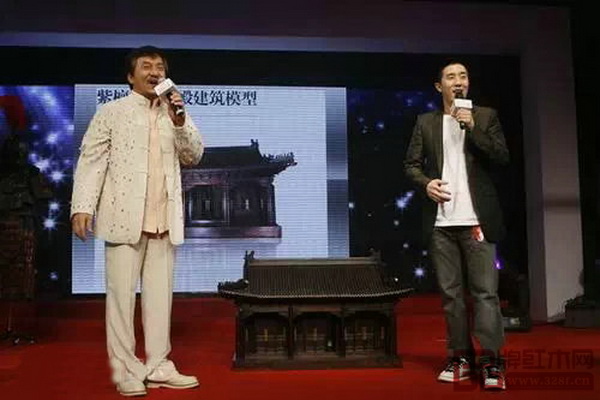 第七屆“BAZZAR明星慈善夜”,成龍捐贈的紫檀屋被神秘人拍388萬贈周迅 第七屆“BAZZAR明星慈善夜”,成龍捐贈的紫檀屋被神秘人拍388萬贈周迅