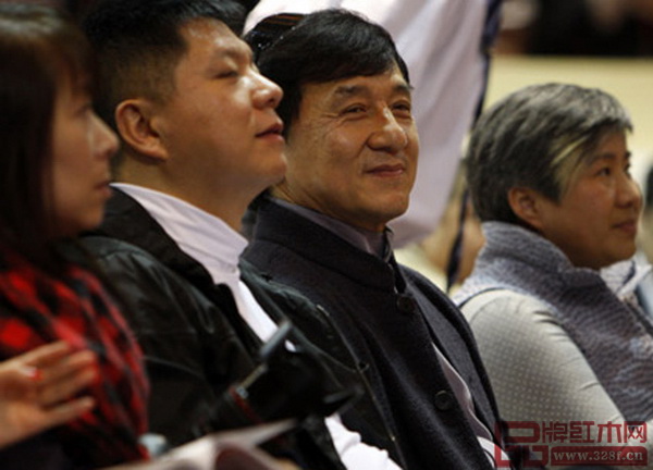 2013年10月29日成龍現(xiàn)身“陳麗華女士捐贈珠寶及復(fù)制清代宮廷家具”拍賣專場 2013年10月29日成龍現(xiàn)身“陳麗華女士捐贈珠寶及復(fù)制清代宮廷家具”拍賣專場