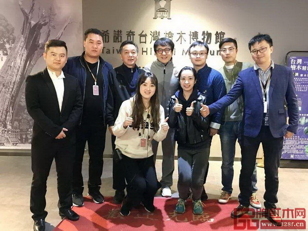 著名影星、導(dǎo)演成龍參觀上海木文化博覽園 著名影星、導(dǎo)演成龍參觀上海木文化博覽園