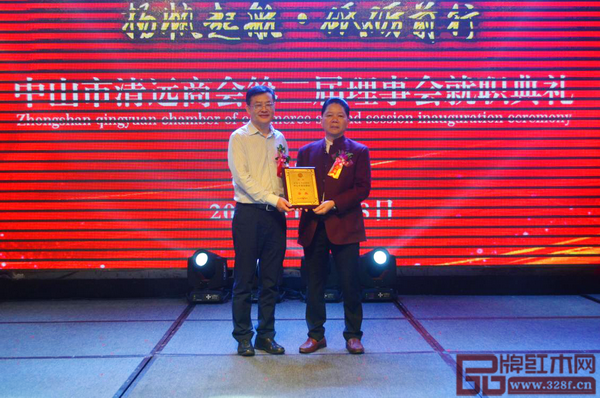 順泰軒董事長劉勝長(右一)當(dāng)選新一屆會長 順泰軒董事長劉勝長(右一)當(dāng)選新一屆會長