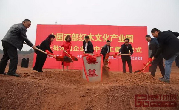 嘉陵區(qū)現(xiàn)代物流中心管理辦公室主任張成凱、四川省家具制造業(yè)協(xié)會(huì)秘書長郭勇軍、四川紅邦實(shí)業(yè)發(fā)展有限公司董事長劉宇、香港千佳御品家具(國際)有限公司總經(jīng)理彭琦富、歐盛國際家具董事長歐秀清、廣東蒂奧家具有限公司總經(jīng)理?xiàng)顨g、南充市艾森堡家具總經(jīng)理周廷和以及四川紅邦實(shí)業(yè)發(fā)展有限公司常務(wù)副總經(jīng)理胡洪共同為奠基石培土 嘉陵區(qū)現(xiàn)代物流中心管理辦公室主任張成凱、四川省家具制造業(yè)協(xié)會(huì)秘書長郭勇軍、四川紅邦實(shí)業(yè)發(fā)展有限公司董事長劉宇、香港千佳御品家具(國際)有限公司總經(jīng)理彭琦富、歐盛國際家具董事長歐秀清、廣東蒂奧家具有限公司總經(jīng)理?xiàng)顨g、南充市艾森堡家具總經(jīng)理周廷和以及四川紅邦實(shí)業(yè)發(fā)展有限公司常務(wù)副總經(jīng)理胡洪共同為奠基石培土