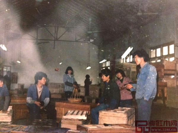 李忠信(左一)學徒時照片 李忠信(左一)學徒時照片