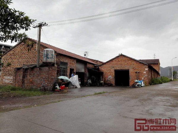 1997年,李忠信在龍山鳳租賃廠房,創(chuàng)辦了中信紅木家具廠,以夫妻經(jīng)營模式開始了艱苦的創(chuàng)業(yè) 1997年,李忠信在龍山鳳租賃廠房,創(chuàng)辦了中信紅木家具廠,以夫妻經(jīng)營模式開始了艱苦的創(chuàng)業(yè)