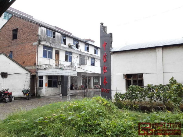 2000年,李忠信將廠遷移到橫店十里街。一磚一瓦,親力親為,李忠信夫妻倆沒日沒夜的蓋廠房 2000年,李忠信將廠遷移到橫店十里街。一磚一瓦,親力親為,李忠信夫妻倆沒日沒夜的蓋廠房