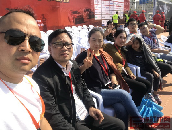 陳王閣紅木領頭人陳陽軍(左二)與陳旭挺(左一)在賽事現(xiàn)場 陳王閣紅木領頭人陳陽軍(左二)與陳旭挺(左一)在賽事現(xiàn)場