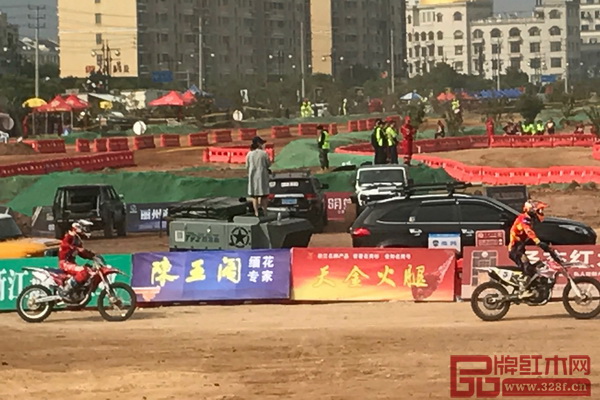 陳王閣紅木廣告牌在大賽現(xiàn)場 陳王閣紅木廣告牌在大賽現(xiàn)場