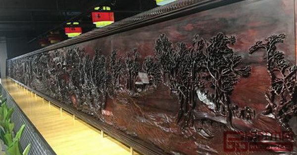 世界最長的老撾大紅酸枝深雕作品《清明上河圖》亮相遼寧省營口市鲅魚圈