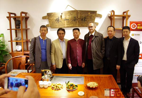 印尼工業(yè)部農(nóng)林工業(yè)司總司長(zhǎng)龐加·蘇杉多(左二)、印尼商務(wù)部副部長(zhǎng)奧克·努宛(右三)和水雨軒董事長(zhǎng)廖升中(左三)共同合影留念 印尼工業(yè)部農(nóng)林工業(yè)司總司長(zhǎng)龐加·蘇杉多(左二)、印尼商務(wù)部副部長(zhǎng)奧克·努宛(右三)和水雨軒董事長(zhǎng)廖升中(左三)共同合影留念