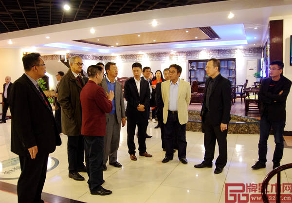 水雨軒董事長(zhǎng)廖升中(左三)與印尼政府代表團(tuán)就水雨軒的企業(yè)運(yùn)營(yíng)情況進(jìn)行介紹 水雨軒董事長(zhǎng)廖升中(左三)與印尼政府代表團(tuán)就水雨軒的企業(yè)運(yùn)營(yíng)情況進(jìn)行介紹