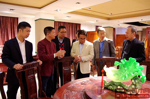 水雨軒董事長(zhǎng)廖升中(左三)為印尼政府代表團(tuán)詳細(xì)講解紅木家具的榫卯結(jié)構(gòu)的博大精深 水雨軒董事長(zhǎng)廖升中(左三)為印尼政府代表團(tuán)詳細(xì)講解紅木家具的榫卯結(jié)構(gòu)的博大精深