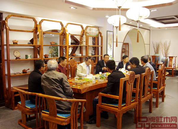 參觀結(jié)束后,大家歡聚茶室 參觀結(jié)束后,大家歡聚茶室