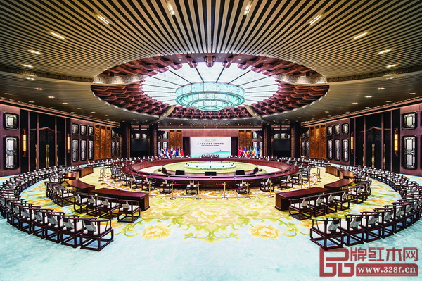 2016年,明堂紅木承制G20杭州峰會主會場的大型紅木圓桌以及各國元首和部長坐的紅木圈椅 2016年,明堂紅木承制G20杭州峰會主會場的大型紅木圓桌以及各國元首和部長坐的紅木圈椅