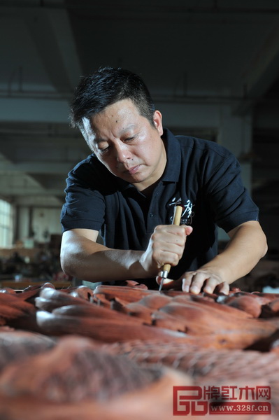 中國傳統(tǒng)工藝大師、明堂紅木總經(jīng)理張向榮 中國傳統(tǒng)工藝大師、明堂紅木總經(jīng)理張向榮