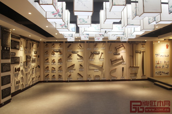 歷時8年，御乾堂紅木開設(shè)了全省乃至全國品種最多、類目最全的中國傳統(tǒng)家具榫卯結(jié)構(gòu)陳列館之一