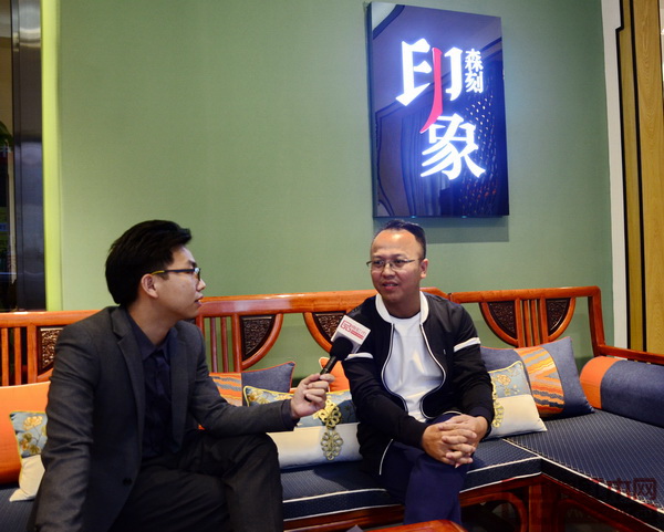 印象森刻董事長(zhǎng)陳文德(右)在展廳內(nèi)接受品牌紅木記者的采訪 印象森刻董事長(zhǎng)陳文德(右)在展廳內(nèi)接受品牌紅木記者的采訪