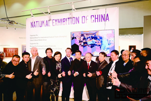 中國傳統(tǒng)工藝大師、泰和園董事長邵湘文（左三）應邀參加美國洛杉磯國際藝博會中國國家展