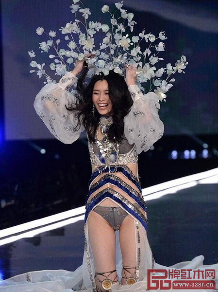 2017維密秀上中國超模奚夢瑤失誤摔倒 2017維密秀上中國超模奚夢瑤失誤摔倒