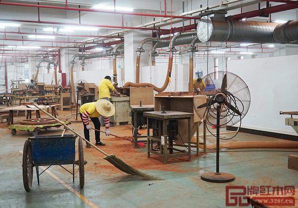 區(qū)氏臻品員工對6層的工廠區(qū)進行了自上而下的仔細打掃