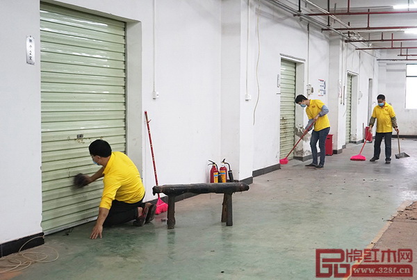 區(qū)氏臻品員工對6層的工廠區(qū)進行了自上而下的仔細打掃
