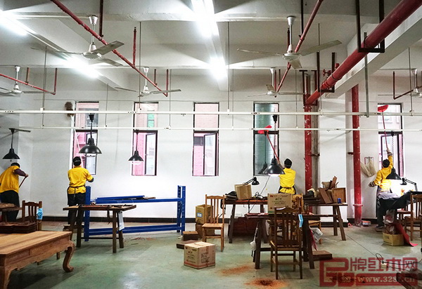 區(qū)氏臻品員工對6層的工廠區(qū)進行了自上而下的仔細打掃