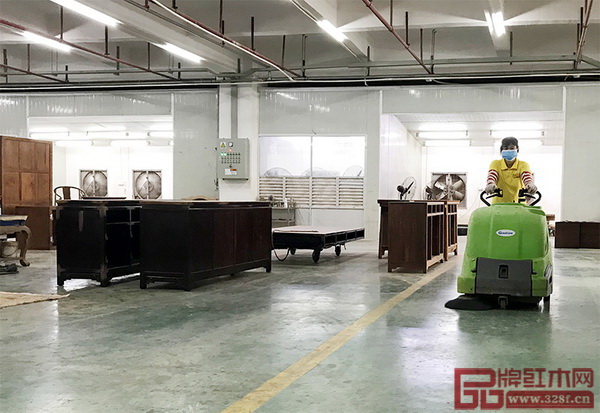 區(qū)氏臻品員工對6層的工廠區(qū)進行了自上而下的仔細打掃