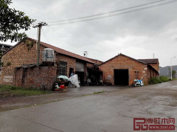 1997年李忠信夫婦在龍山鳳租賃廠房開(kāi)始了艱苦的創(chuàng)業(yè)過(guò)程