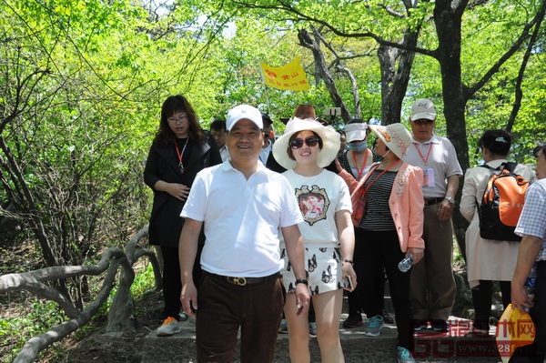 2015年中信紅木經(jīng)銷商大會(huì)李忠信夫婦在黃山