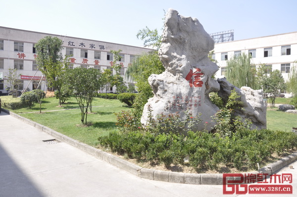 以信義為做人處事的核心原則，李忠信夫婦同心協(xié)力，把”信“文化注入到企業(yè)的基因中去