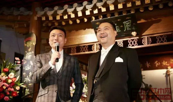 著名主持人康輝與中國傳統(tǒng)工藝大師、太和木作董事長關毅 著名主持人康輝與中國傳統(tǒng)工藝大師、太和木作董事長關毅