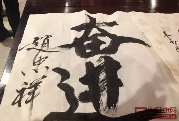 著名主持人趙忠祥老師現(xiàn)場揮毫潑墨,書法家米南陽、著名主持人康輝與中國傳統(tǒng)工藝大師、太和木作董事長關毅 著名主持人趙忠祥老師現(xiàn)場揮毫潑墨,書法家米南陽、著名主持人康輝與中國傳統(tǒng)工藝大師、太和木作董事長關毅