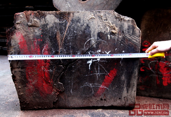 只取緬甸花梨芯材，紫福堂用料直徑達(dá)60厘米