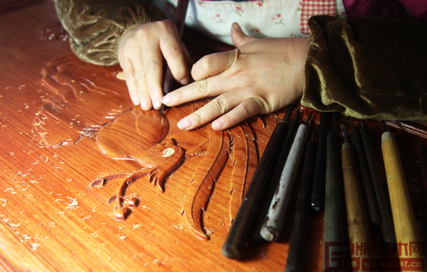 一雕一琢分毫不差，紫福堂絲翎檀雕技藝獨(dú)步行業(yè)