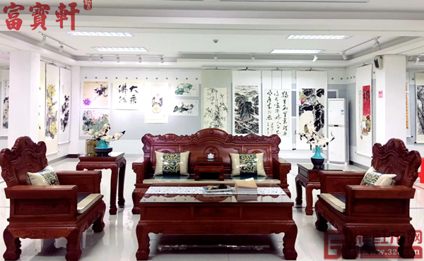 在富寶軒紅木家具的襯托下，書畫更具中國傳統(tǒng)韻味