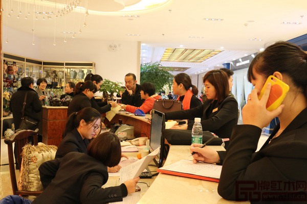 上海老周家居20周年慶典暨感恩大回饋鉅惠活動剛開始不久收款處就已聚集很多簽單的客戶 上海老周家居20周年慶典暨感恩大回饋鉅惠活動剛開始不久收款處就已聚集很多簽單的客戶