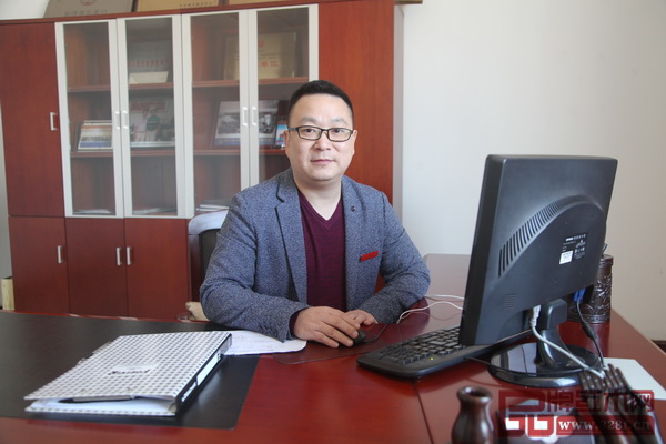 新明紅木營銷副總監(jiān)許利康 新明紅木營銷副總監(jiān)許利康