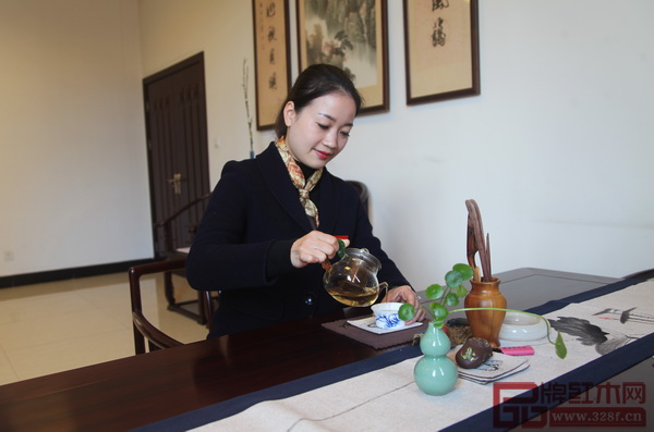 新明紅木銷售部經(jīng)理魯成 新明紅木銷售部經(jīng)理魯成