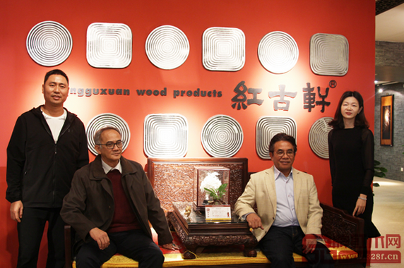 紅古軒生產(chǎn)廠長(zhǎng)李仲良（左一）、營(yíng)銷總監(jiān)楊晶（右一）與印尼代表團(tuán)合影留念