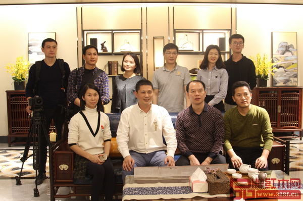 紅古軒品牌創(chuàng)始人吳赤宇(前排左二)接待郴州桂陽的媒體朋友 紅古軒品牌創(chuàng)始人吳赤宇(前排左二)接待郴州桂陽的媒體朋友