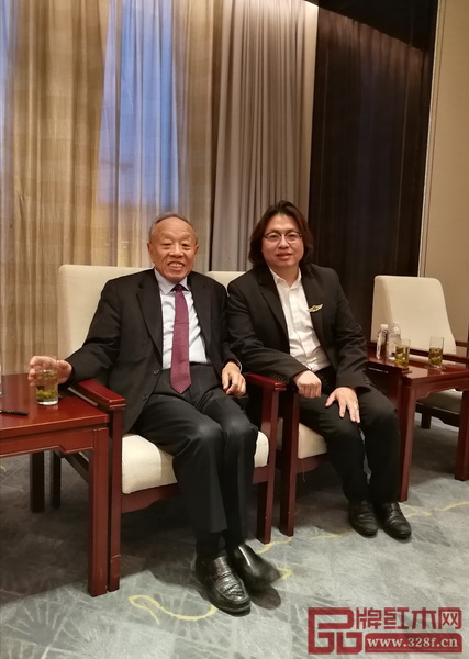 外交部前部長李肇星(左)與戴為紅木總裁戴愛國合影 外交部前部長李肇星(左)與戴為紅木總裁戴愛國合影