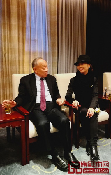 外交部前部長李肇星(左)與戴為紅木董事總經(jīng)理翁肖尤合影 外交部前部長李肇星(左)與戴為紅木董事總經(jīng)理翁肖尤合影