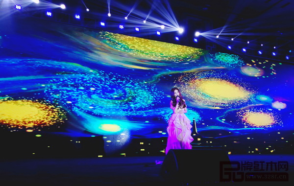 香港明星溫碧霞在2017浪潮世紀傳媒高端峰會獻唱 香港明星溫碧霞在2017浪潮世紀傳媒高端峰會獻唱