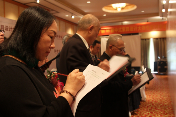 第九屆“紅古軒杯”新中式家具設(shè)計(jì)大賽專家評委團(tuán)為827件作品現(xiàn)場打分