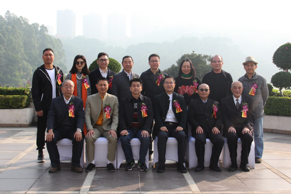 第九屆“紅古軒杯”新中式家具設(shè)計(jì)大賽專家評委團(tuán)合影 第九屆“紅古軒杯”新中式家具設(shè)計(jì)大賽專家評委團(tuán)合影