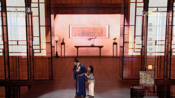 “石鼓·前世傳奇”使用了一個紅木條案及一對花幾,搭配一幅掛畫了綠植擺件布置出傳統(tǒng)中式居室 “石鼓·前世傳奇”使用了一個紅木條案及一對花幾,搭配一幅掛畫了綠植擺件布置出傳統(tǒng)中式居室