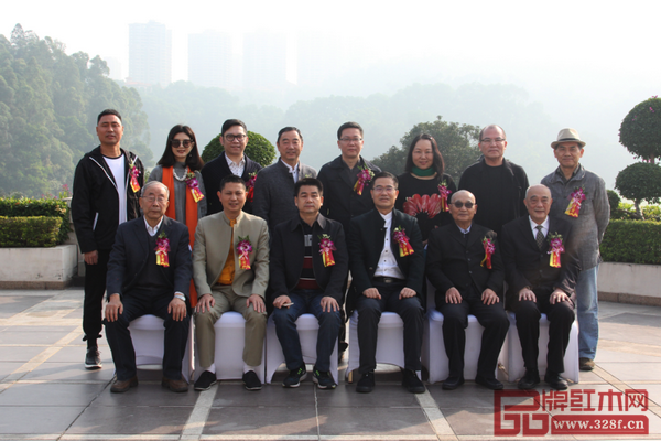 第九屆“紅古軒杯”新中式家具設(shè)計(jì)大賽評(píng)審團(tuán)合影 第九屆“紅古軒杯”新中式家具設(shè)計(jì)大賽評(píng)審團(tuán)合影