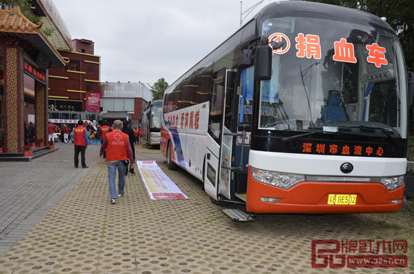 萬盛宇紅木“紅色行動(dòng)”現(xiàn)場出動(dòng)4臺獻(xiàn)血車 萬盛宇紅木“紅色行動(dòng)”現(xiàn)場出動(dòng)4臺獻(xiàn)血車