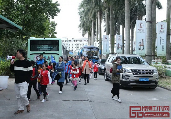 東莞報(bào)業(yè)傳媒集團(tuán)小記者俱樂(lè)部組團(tuán)到國(guó)壽紅木進(jìn)行參觀 東莞報(bào)業(yè)傳媒集團(tuán)小記者俱樂(lè)部組團(tuán)到國(guó)壽紅木進(jìn)行參觀